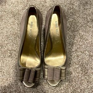 Nine West, 6.5, gray peep toe with bow